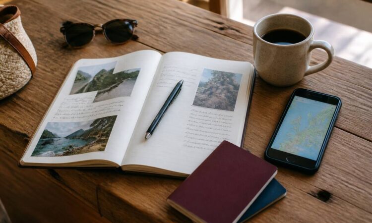 Reisnotitieboek met paspoorten en vakantieplanning op tafel