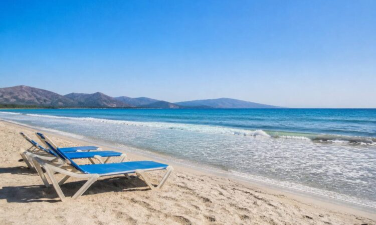 Zonnige kustlijn voor strandvakantie inspiratie
