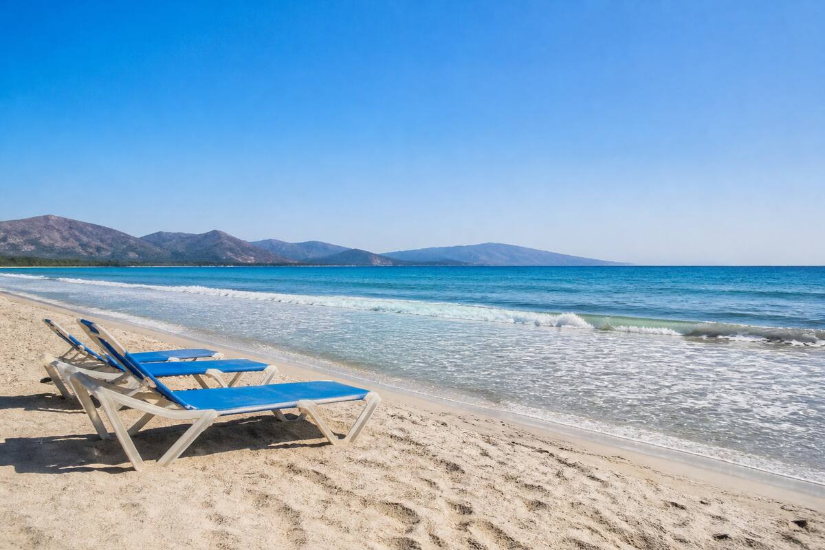 Zonnige kustlijn voor strandvakantie inspiratie